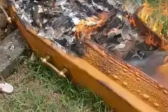 Criminosos atacam sepultamento, disparam e incendeiam urna na Bahia