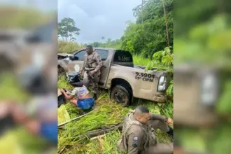 Viatura da PM capota em perseguição policial em Guarajuba