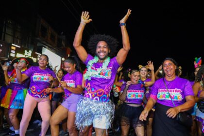 Arrastão de Carnaval anima ruas da cidade e inicia folia momesca