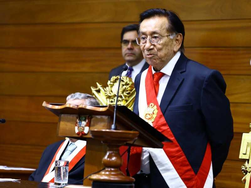 José María Balcázar assume presidência do Peru aos 83 anos: uma liderança surpreendente
