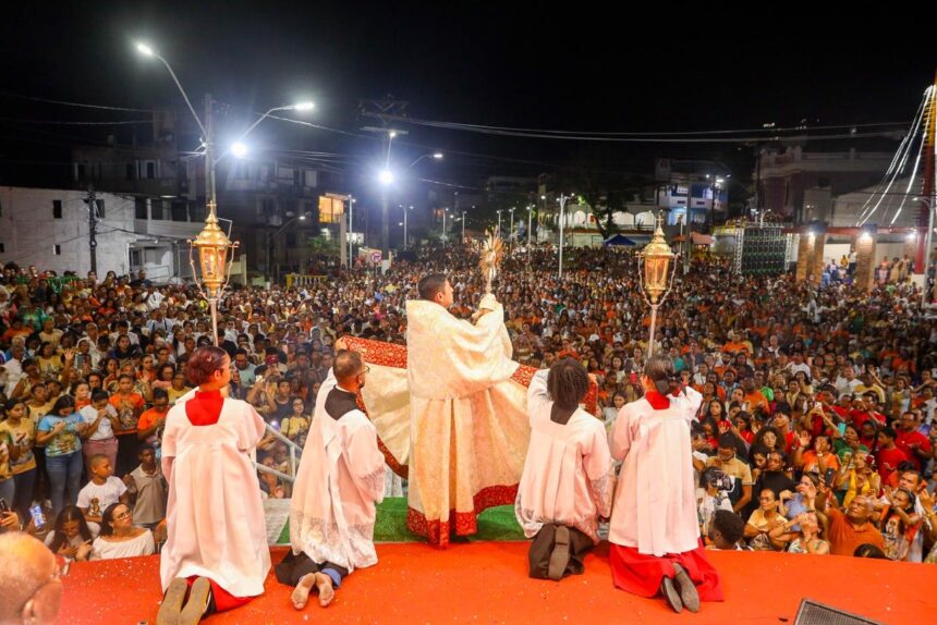 Procissão e show atraem milhares na festa de Nossa Senhora das Candeias