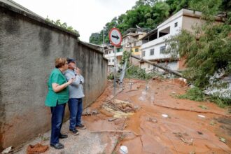 Lula promete apoio financeiro para recomeço de vida em Minas Gerais