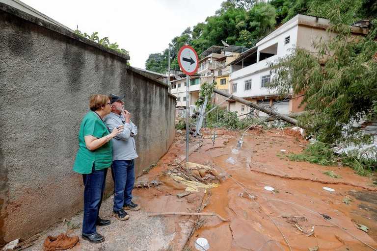 Lula promete apoio financeiro para recomeço de vida em Minas Gerais