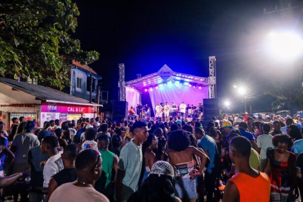 Foliões animados celebram penúltimo dia de Carnaval em distritos de Candeias