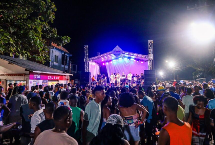Foliões animados celebram penúltimo dia de Carnaval em distritos de Candeias