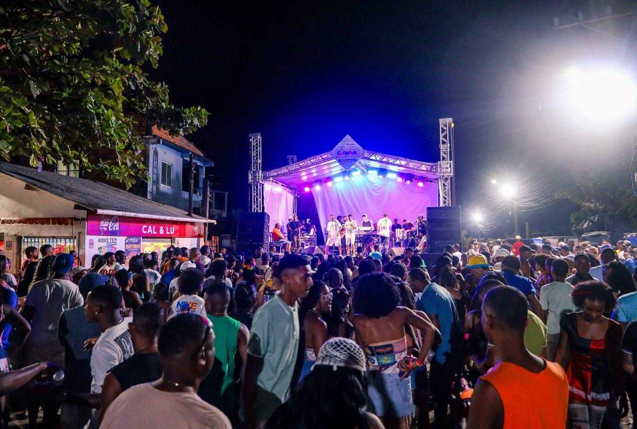 Foliões animados celebram penúltimo dia de Carnaval em distritos de Candeias