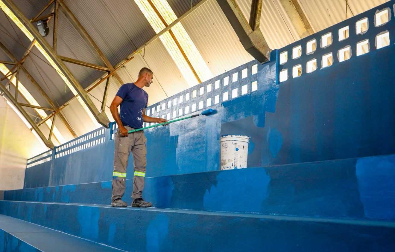 Ginásio de Candeias passa por pintura estrutural para melhorar instalações
