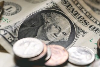 Dívida Global Alcança Limites e Preocupa Políticas Monetárias