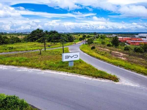 Alckmin suspende benefícios e BYD pode parar de contratar