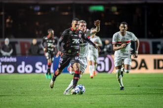 Atacante 'rejeitado' do Vitória é reprovado nos exames do Fortaleza e continua no Leão da Barra