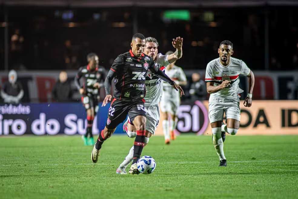 Atacante 'rejeitado' do Vitória é reprovado nos exames do Fortaleza e continua no Leão da Barra