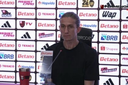 Filipe Luís detona gramado do Barradão após vencer o Vitória: "péssimas condições"