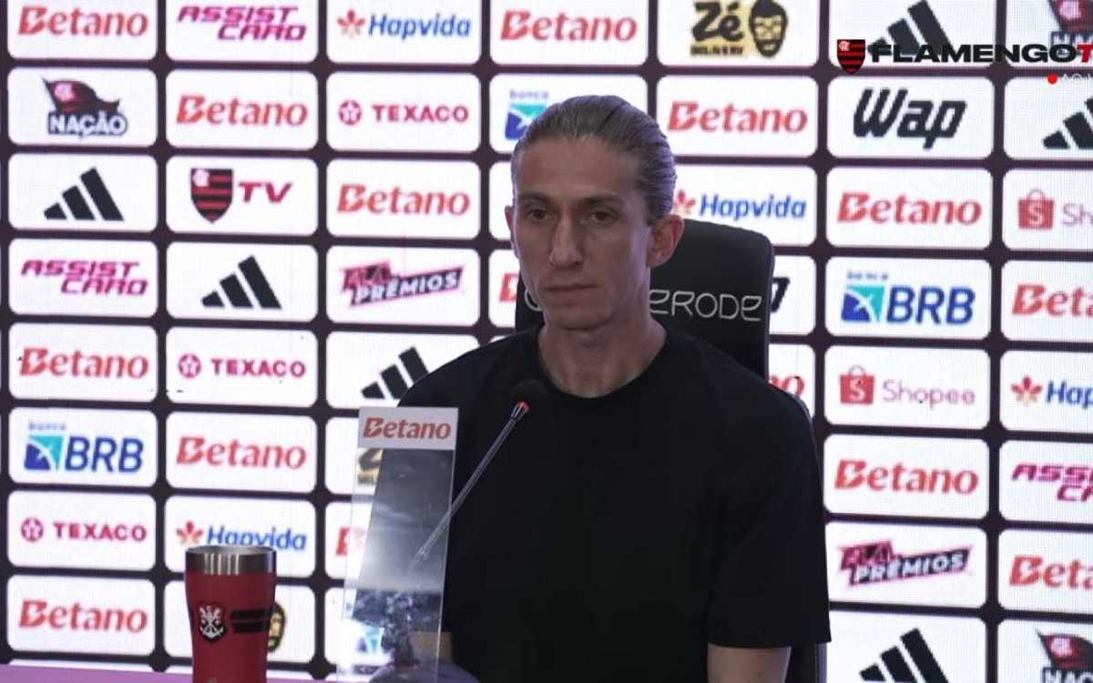 Filipe Luís detona gramado do Barradão após vencer o Vitória: "péssimas condições"
