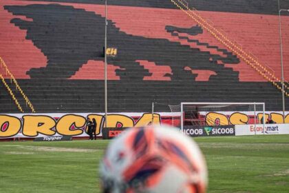 Adversários na próxima rodada, Flamengo e Vitória vivem momentos opostos dentro e fora de campo; entenda