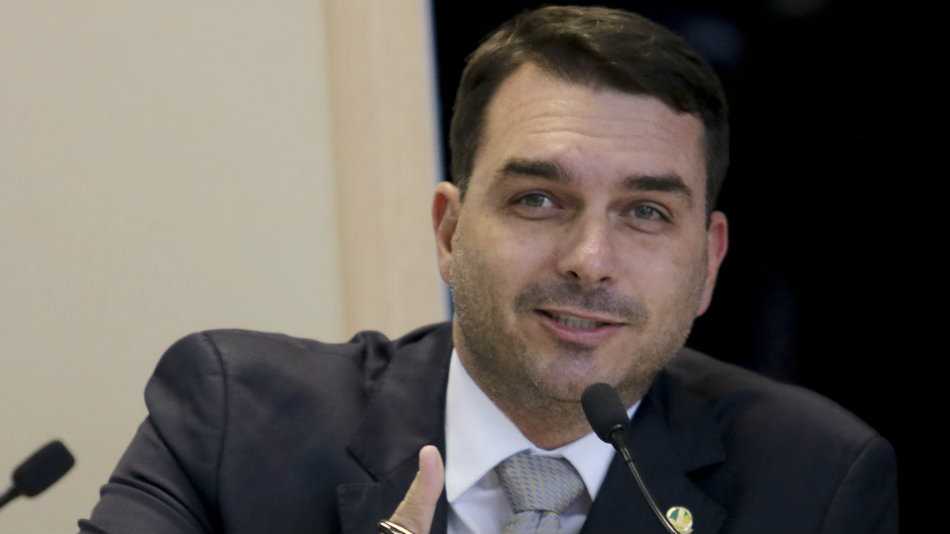 Flávio Bolsonaro compara Lula a “Opala velho” e critica postura do presidente sobre inteligência artificial