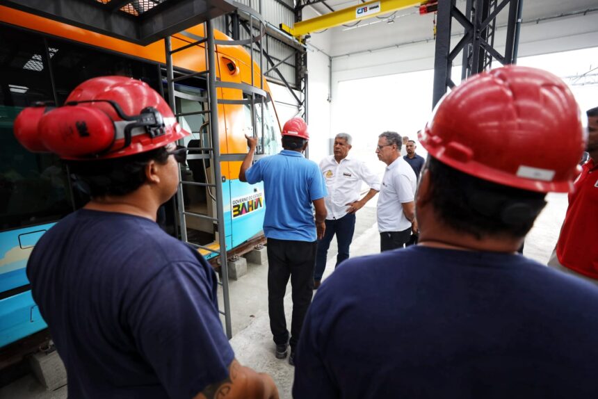 Governador vistoria acoplamento do terceiro trem do VLT de Salvador