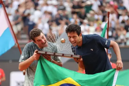 João Fonseca e Marcelo Melo garantem título de duplas do Rio Open