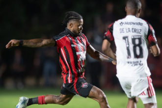 Marinho comemora reestreia no Vitória, mas lamenta derrota: "vamos ajustar"