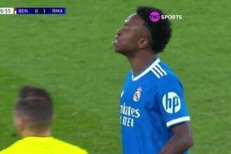 Rio Ferdinand defende Vini Jr. após acusação de racismo em jogo contra o Benfica