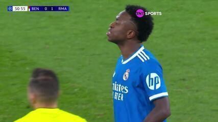 Rio Ferdinand defende Vini Jr. após acusação de racismo em jogo contra o Benfica