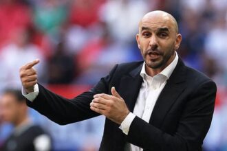 Técnico de adversário do Brasil na Copa pede demissão