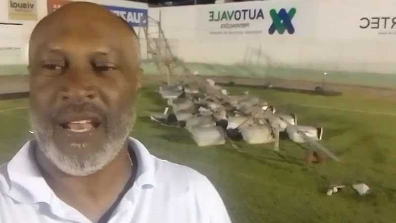 Torre de iluminação cai durante entrevista de Rogério Ceni após jogo entre Juazeirense e Bahia