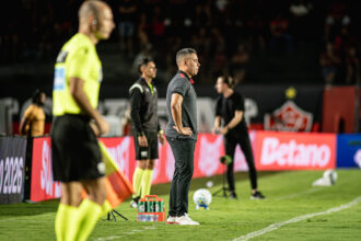 No Barradão, Vitória perde pênalti e é derrotado para o Flamengo por 2x1