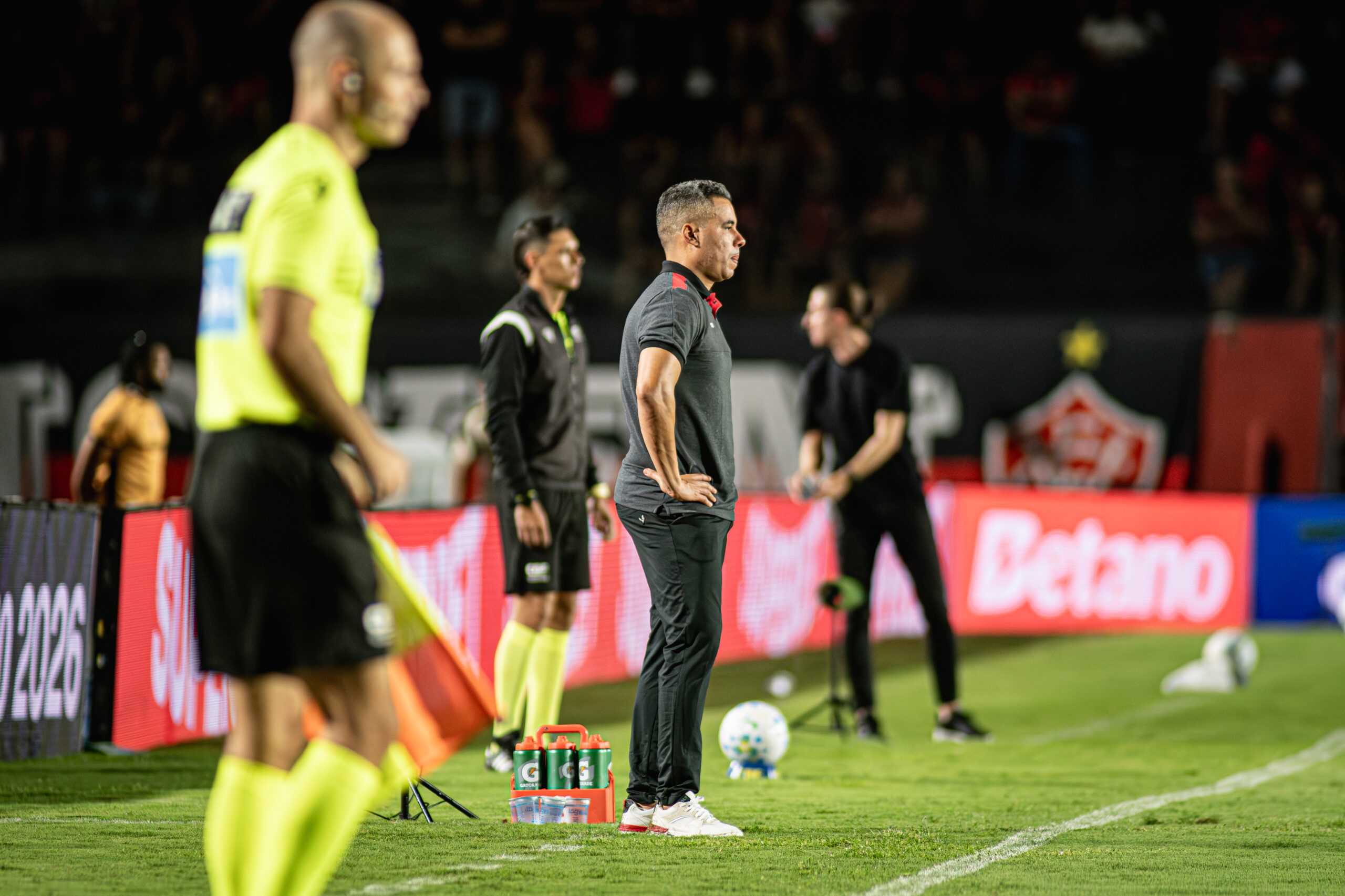 No Barradão, Vitória perde pênalti e é derrotado para o Flamengo por 2x1