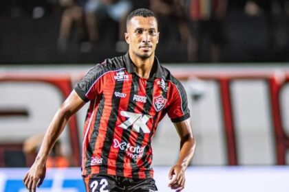 Adeus! Vitória rescinde contrato com Lucas Braga e atacante deixa o clube