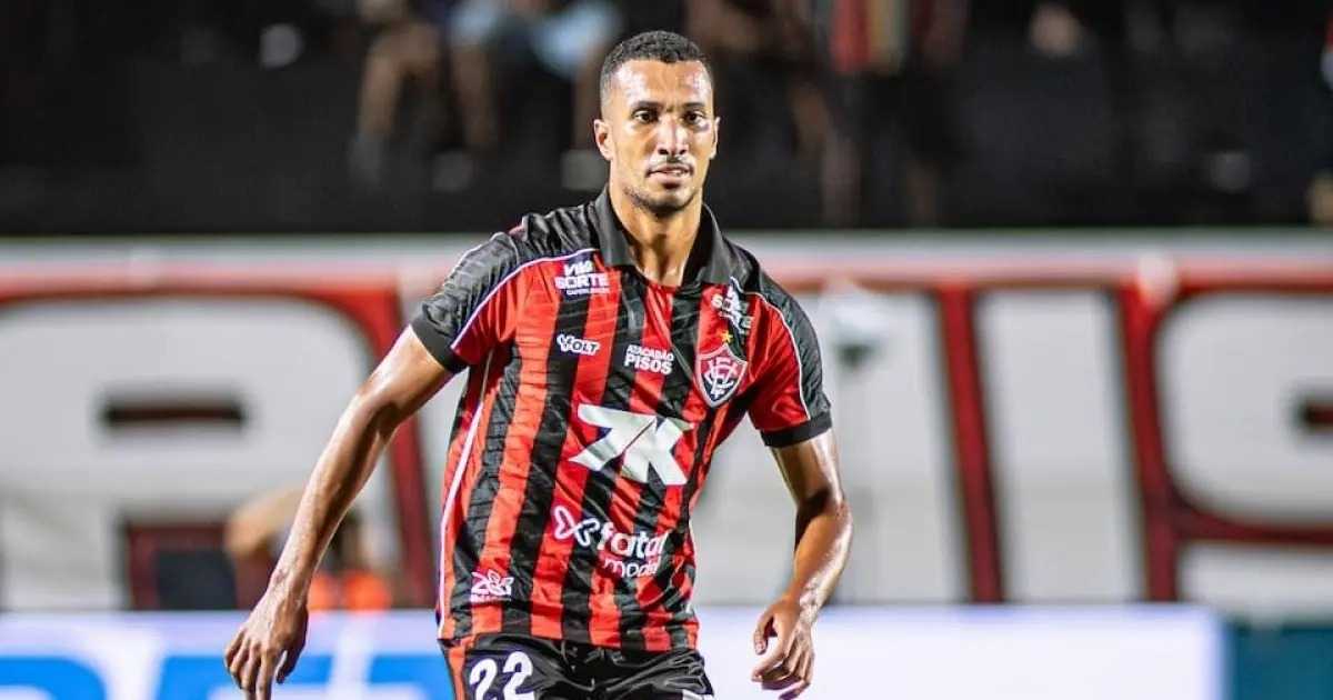 Adeus! Vitória rescinde contrato com Lucas Braga e atacante deixa o clube