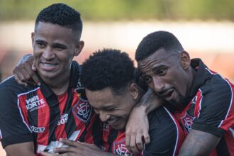 Vitória goleia Galícia no Barradão e avança para semifinal do Baianão