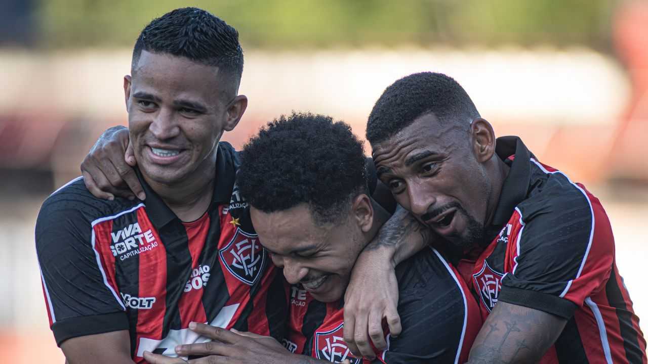 Vitória goleia Galícia no Barradão e avança para semifinal do Baianão