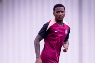 Zagueiro do Corinthians desembarca em Salvador para fechar com o Vitória