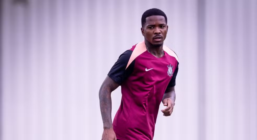 Zagueiro do Corinthians desembarca em Salvador para fechar com o Vitória