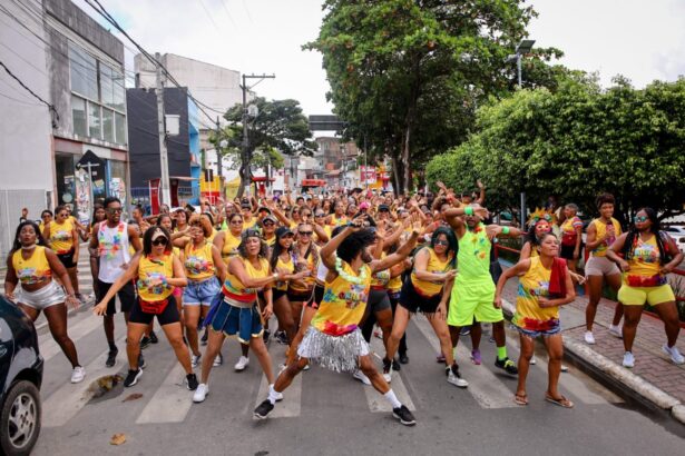 Arrastão de Carnaval em Candeias anima a folia nesta sexta-feira (13)