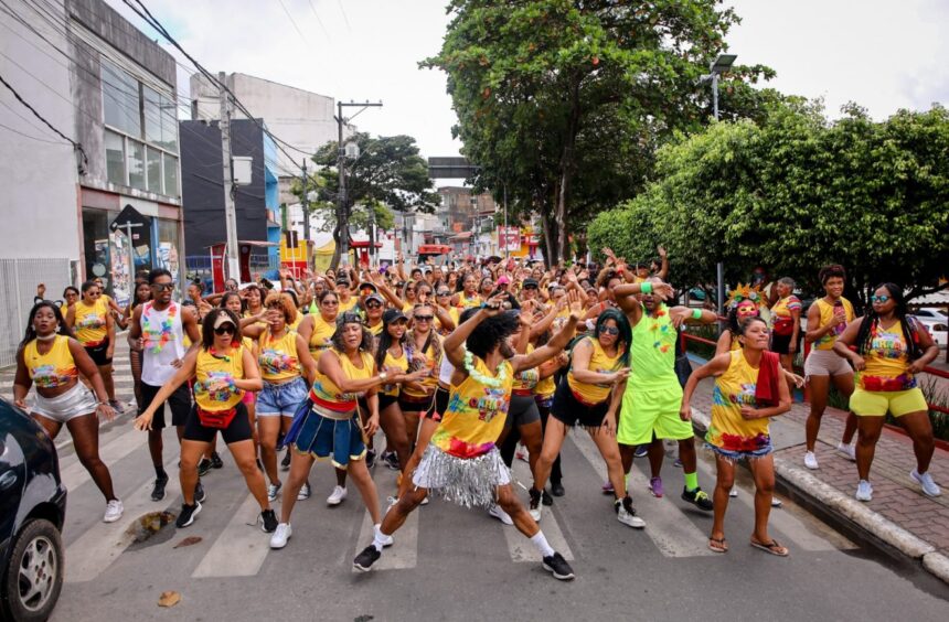 Arrastão de Carnaval em Candeias anima a folia nesta sexta-feira (13)