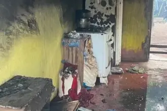 Polícia prende mãe suspeita de incendiar casa da filha em Belmonte