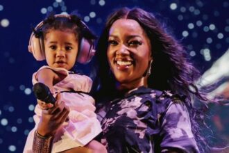 Nala Brilha no Palco: A Filha de Iza Encanta com Talento