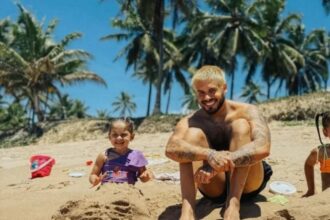 Zé Felipe Encanta Filhos no Projeto Tamar em Praia do Forte