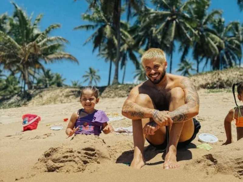 Zé Felipe Encanta Filhos no Projeto Tamar em Praia do Forte