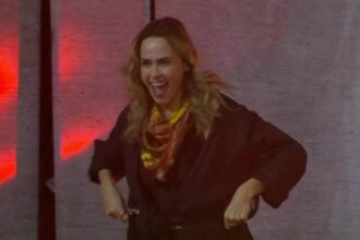 Ana Paula Brilha em 'Barrado no Baile' com 'Erva Venenosa'