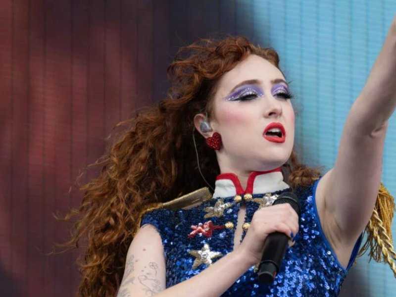 Falsa Proximidade: Por Que Famosos Se Distanciam dos Fãs?