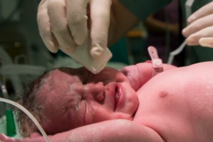 Inteligência Artificial Detecta Dor em Bebês: Avanços na Tomada de Decisões Médicas em UTIs Neonatais