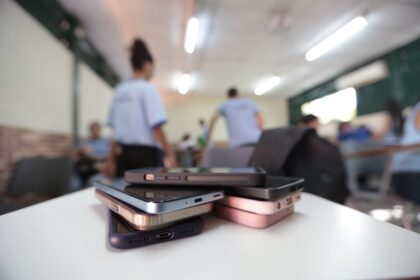MEC analisa impacto da lei sobre uso de celulares nas escolas