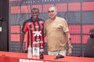 Anderson Pato chora durante apresentação no Vitória e relembra promessa: "mudar a vida da minha família"