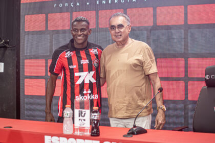 Anderson Pato chora durante apresentação no Vitória e relembra promessa: "mudar a vida da minha família"