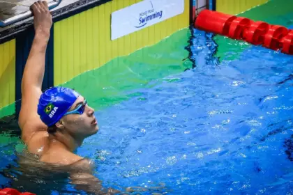 Arthur Xavier é prata nos 100m costas em competição em Barcelona
