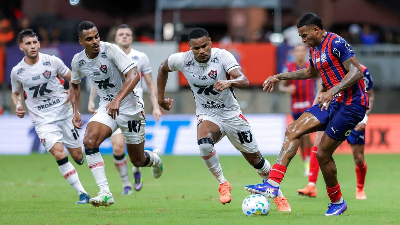 Tudo igual! No terceiro Ba-Vi do ano, Bahia e Vitória empatam por 1x1 na Arena Fonte Nova