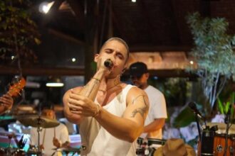 Bloquinho 'Amor por Camaçari' com Guga Meyra desfila em Arembepe