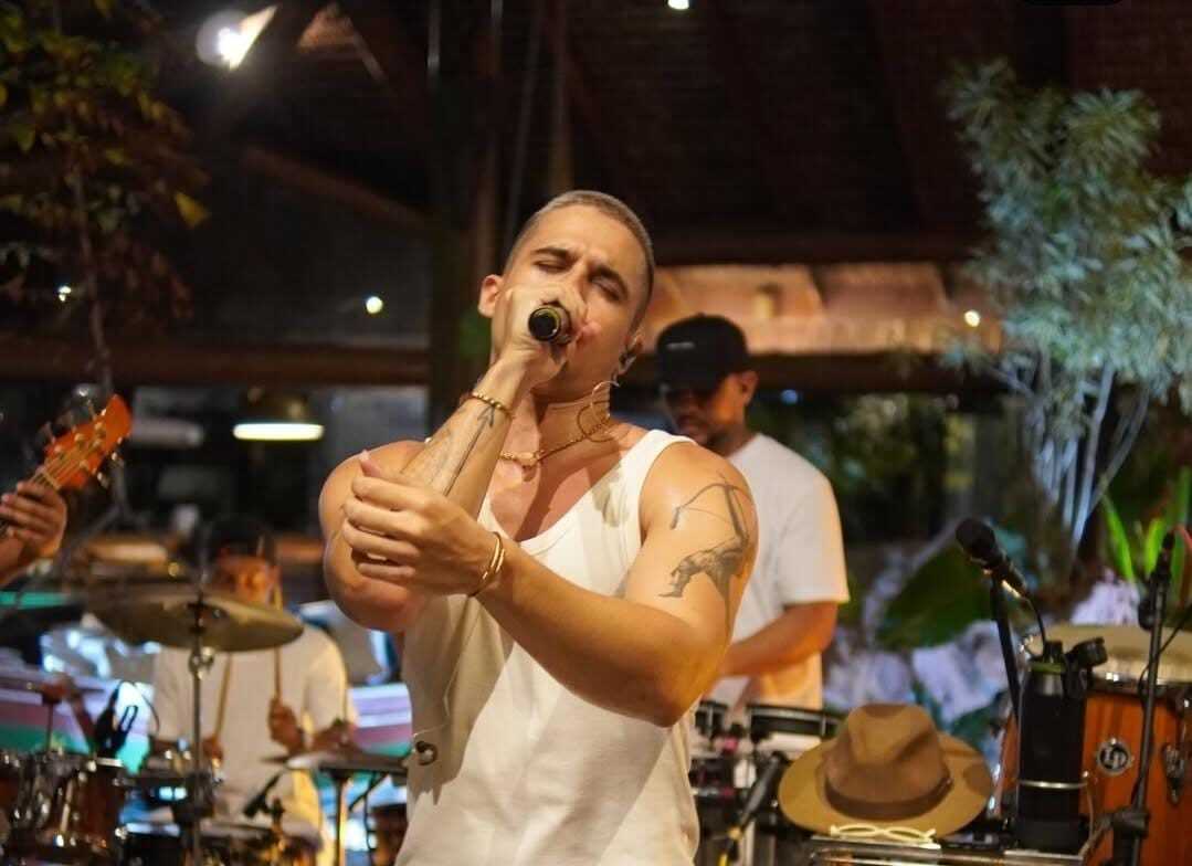 Bloquinho 'Amor por Camaçari' com Guga Meyra desfila em Arembepe